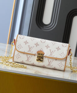 LV Pochette Camille