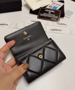 CHANEL 19 card holder with flap
